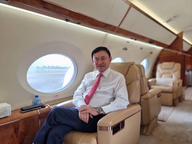 Ông Thaksin xuất hiện ở sân bay Singapore, dự kiến trở về Thái Lan hôm nay - Ảnh 2.