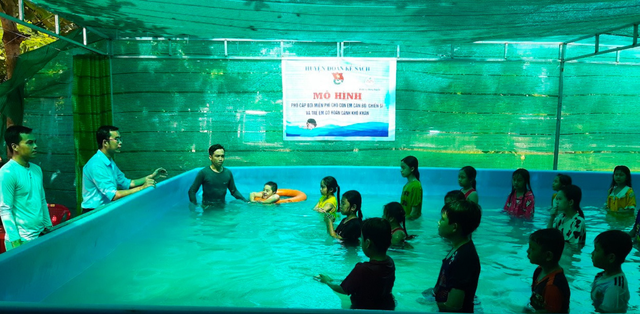 Chuyện  tử tế: Thầy giáo dạy bơi miễn phí cho trẻ em vùng quê - Ảnh 1.