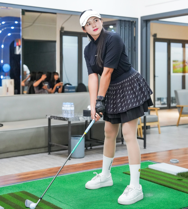 Vượt hàng loạt đồng nghiệp nam, nữ golfer người Mông vô địch giải golf 3D - Ảnh 2.