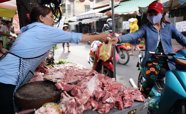 Giá heo hơi hôm nay 24.8.2023: Bất ngờ đảo chiều ở miền Tây - Ảnh 1.