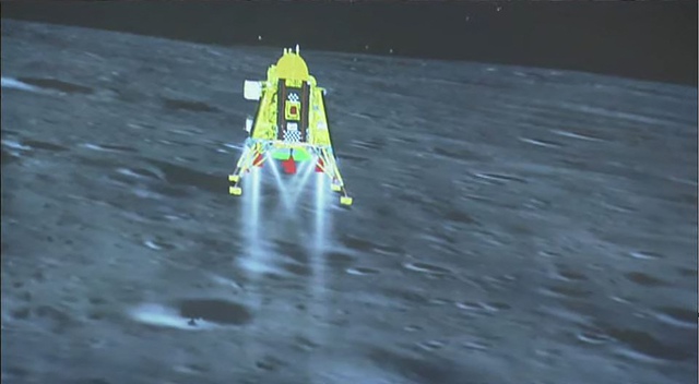 Tàu vũ trụ Ấn Độ thành công đáp xuống cực nam mặt trăng, làm nên lịch sử - Ảnh 1.