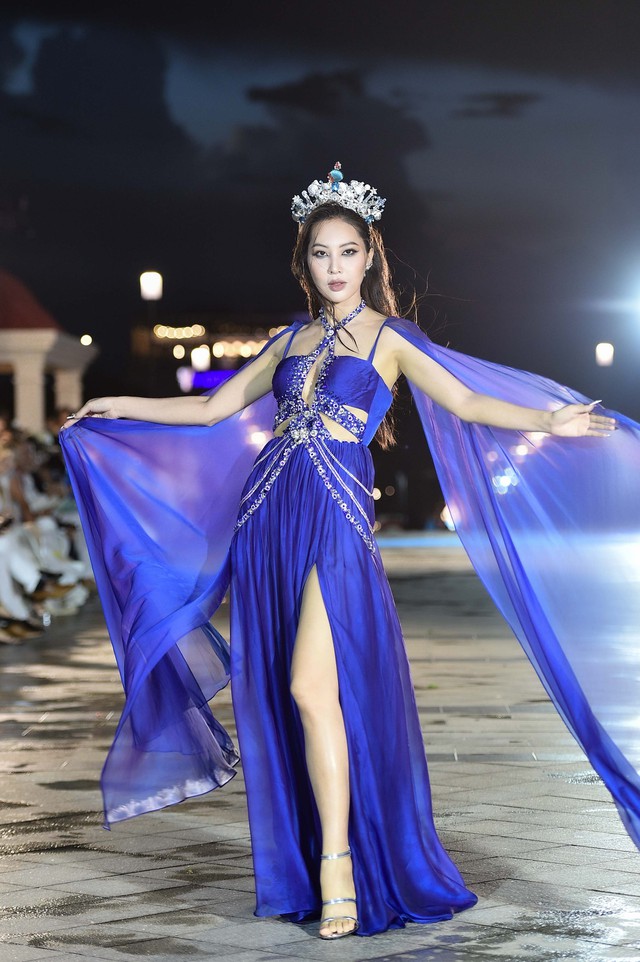 Dàn người đẹp chân dài catwalk trên cầu ngắm biển - Ảnh 6.