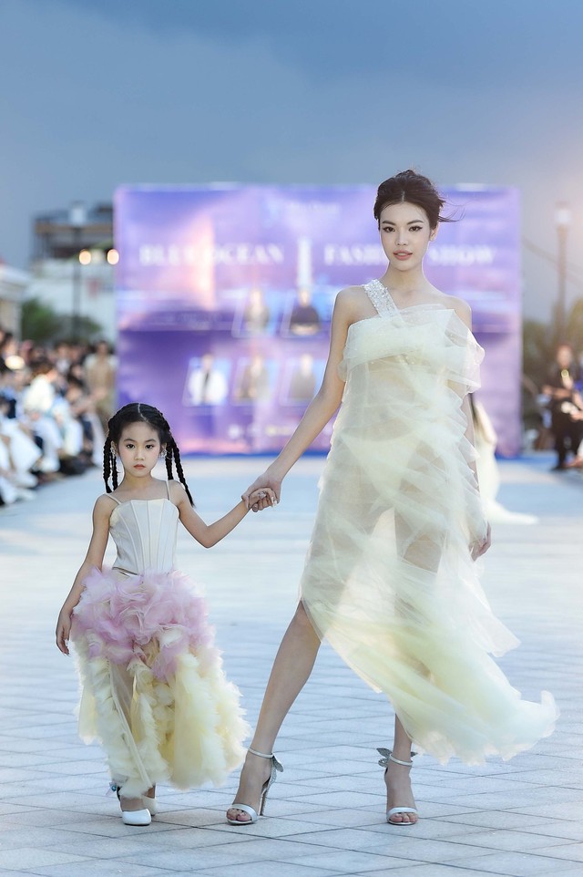 Dàn người đẹp chân dài catwalk trên cầu ngắm biển - Ảnh 5.