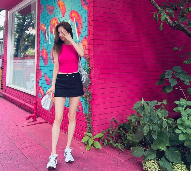 Những bản phối độc đáo với áo sleeveless giúp nàng trở nên cuốn hút không ngờ - Ảnh 2. Những bản phối độc đáo với áo sleeveless giúp nàng trở nên cuốn hút không ngờ - Ảnh 2.