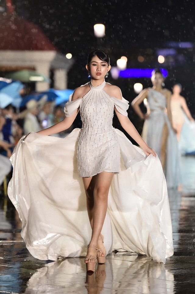 Dàn người đẹp chân dài catwalk trên cầu ngắm biển - Ảnh 12.