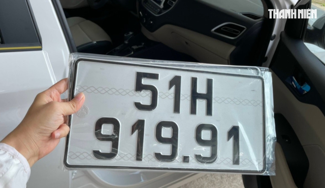 Lệ phí cấp biển số ô tô tại Hà Nội, TP.HCM giảm còn 14 triệu đồng - Ảnh 1.