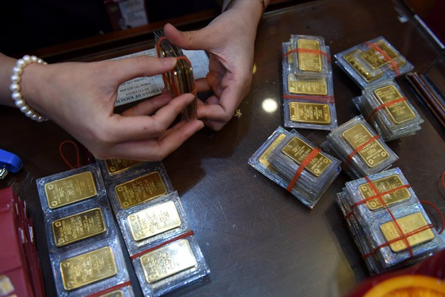 Giá vàng hôm nay 18.9.2023: Vàng miếng SJC cao hơn thế giới hơn 12 triệu đồng/lượng - Ảnh 1.