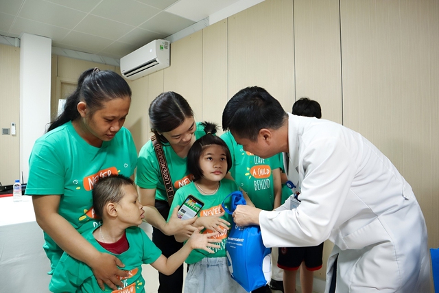 Ngoài khám răng, các trẻ còn được bác sĩ tặng quà động viên  Chú thích ảnh: CTV