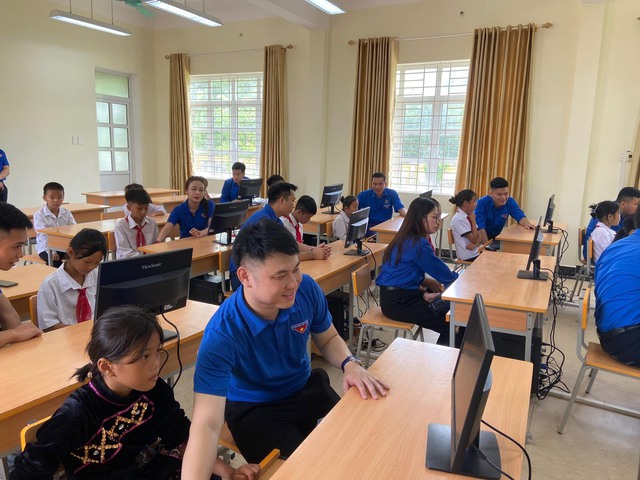 Áo xanh Quảng Ninh tiếp sức trẻ em vùng cao đến trường  - Ảnh 2.