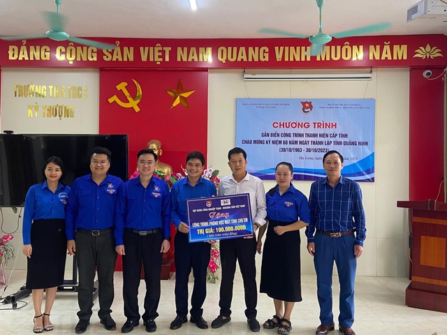 Áo xanh Quảng Ninh tiếp sức trẻ em vùng cao đến trường  - Ảnh 1.