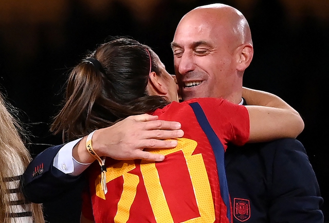 FIFA xem xét kỷ luật chủ tịch LĐBĐ Tây Ban Nha vì hôn môi nữ cầu thủ - Ảnh 2.