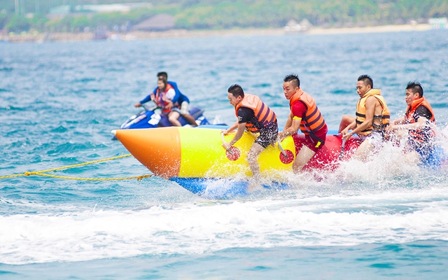 Chuỗi hoạt động thể thao biển là một phần không thể thiếu ở mỗi mùa lễ hội tại Charm Resort Hồ Tràm