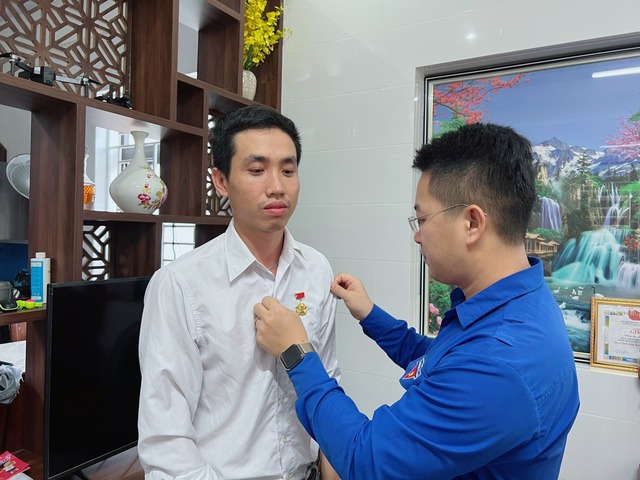 Người thợ điện cứu người ở Quảng Bình được trao tặng huy hiệu Tuổi trẻ dũng cảm - Ảnh 2.