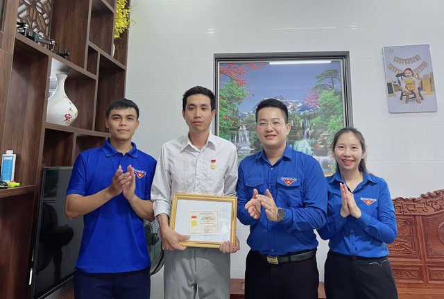 Người thợ điện cứu người ở Quảng Bình được trao tặng huy hiệu Tuổi trẻ dũng cảm - Ảnh 1.