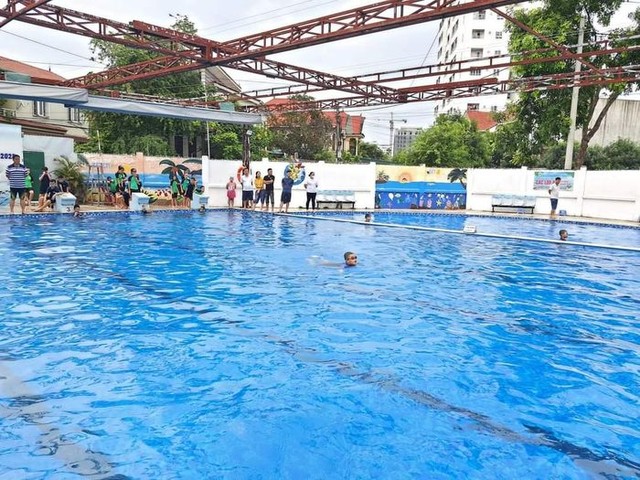 Học sinh 13 tuổi tử vong trong bể bơi nhà trường - Ảnh 1.