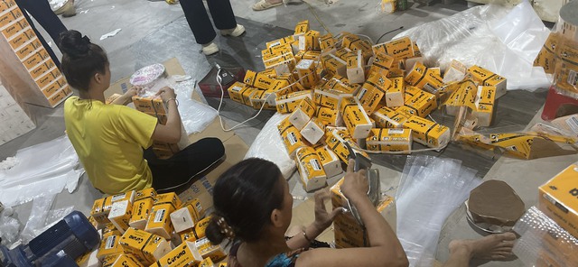 Quản lý thị trường triệt phá xưởng sản xuất giấy ăn giả 'khủng' ở Bắc Ninh - Ảnh 2.