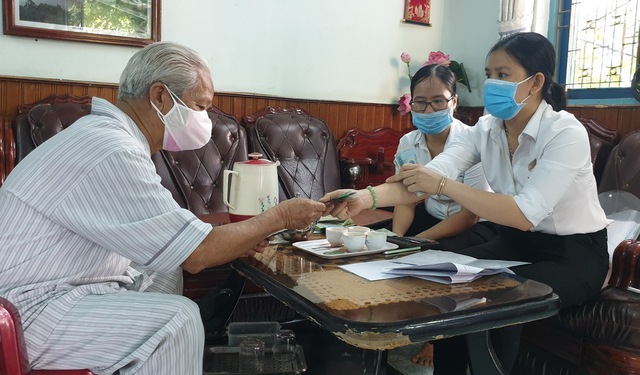 Người dân tỉnh Ninh Thuận phấn khởi khi nhận lương hưu, trợ cấp BHXH theo mức mới - Ảnh 1.