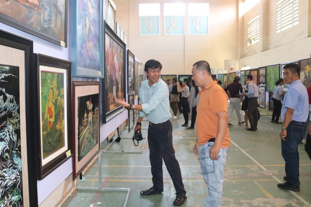 Khai mạc triển lãm mỹ thuật khu vực ĐBSCL tại Trà Vinh - Ảnh 2.