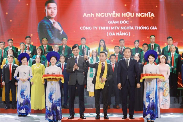 Nghĩa Nguyễn - cậu bé học lớp 8 đến 'Doanh nhân trẻ khởi nghiệp xuất sắc 2023' - Ảnh 2.