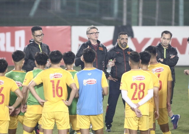 HLV Troussier: Có 60 cầu thủ cạnh tranh vị trí ở đội tuyển Việt Nam  - Ảnh 1.