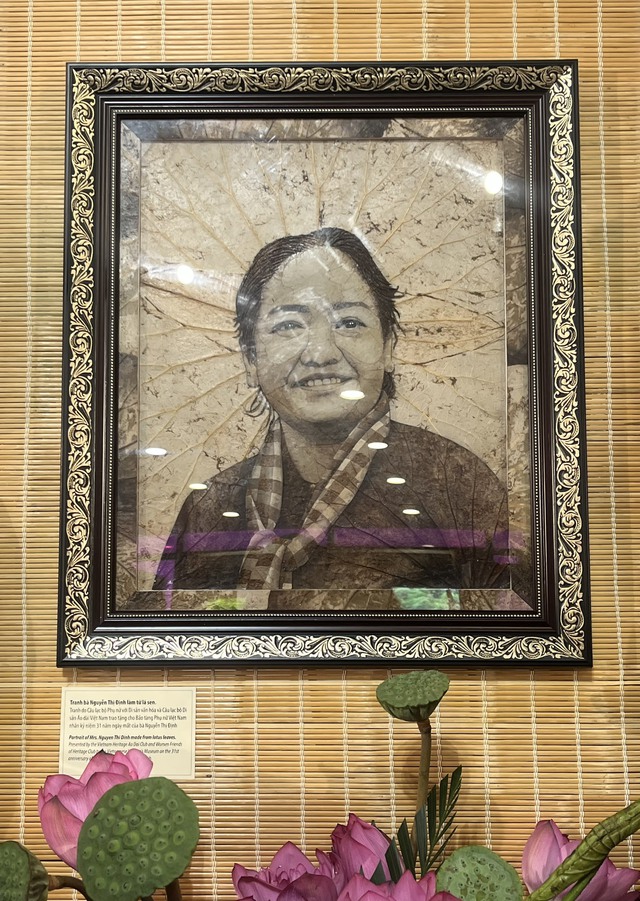 Tranh chân dung nữ tướng Nguyễn Thị Định được làm từ lá sen khô - Ảnh 1.