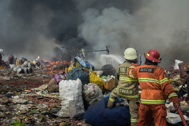 Tình trạng khẩn cấp được ban bố vì đám cháy lớn tại bãi rác Indonesia - Ảnh 2.