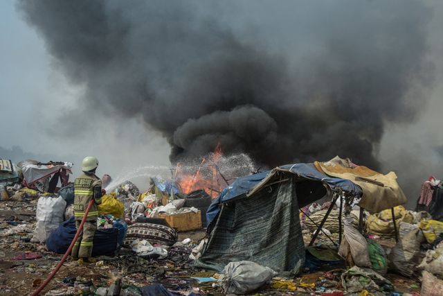 Tình trạng khẩn cấp được ban bố vì đám cháy lớn tại bãi rác Indonesia - Ảnh 3.