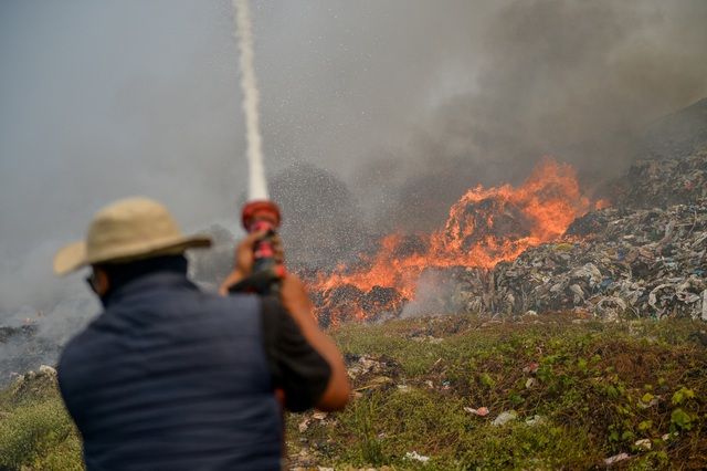 Tình trạng khẩn cấp được ban bố vì đám cháy lớn tại bãi rác Indonesia - Ảnh 1.