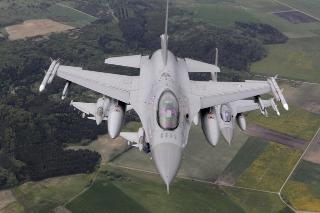 Thêm nước tài trợ F-16 cho Ukraine, Mỹ đào tạo phi công từ tháng 9 - Ảnh 2.
