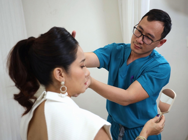 Bác sĩ Đỗ Quang Khải trực tiếp thăm khám cho NSƯT Cát Tường sau khi căng da mặt nội soi tại BVTM Nam An