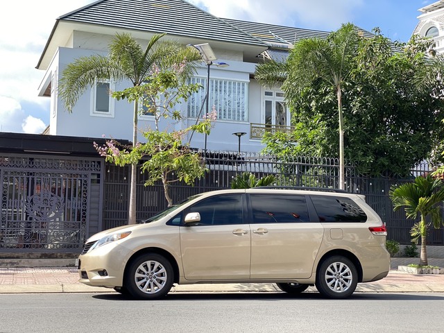 Toyota Sienna 2011 tại Việt Nam bằng giá mua Mitsubishi Xpander mới  - Ảnh 1.