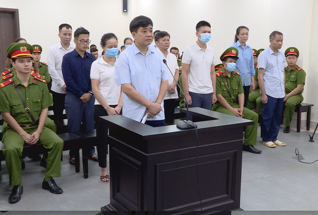 Cựu Chủ tịch Hà Nội Nguyễn Đức Chung hầu tòa cùng 14 bị cáo - Ảnh 2.