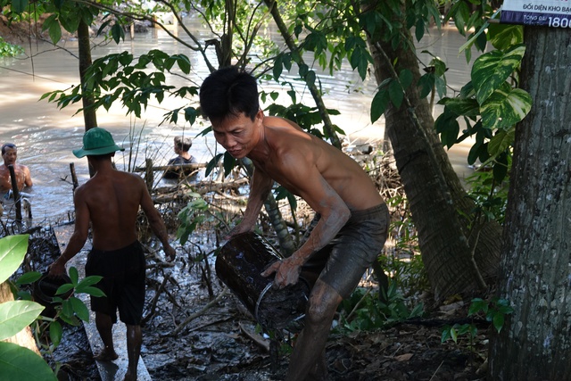 Những người chuyên kiếm tiền... dưới sông  - Ảnh 6.