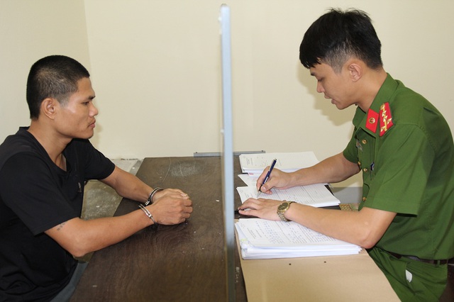 Bắt nghi can đốt xe ô tô của người khác để… giải tỏa tâm lý - Ảnh 1. Bắt nghi can đốt xe ô tô của người khác để… giải tỏa tâm lý - Ảnh 1.
