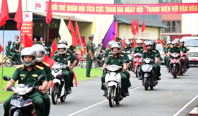 Đề nghị thanh niên quân đội giữ đúng lễ tiết trong mọi tình huống giao thông - Ảnh 3.