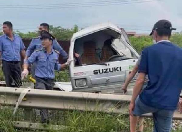 Cố băng qua đường sắt, tài xế xe ô tô bị tàu hỏa đâm tử vong - Ảnh 2.