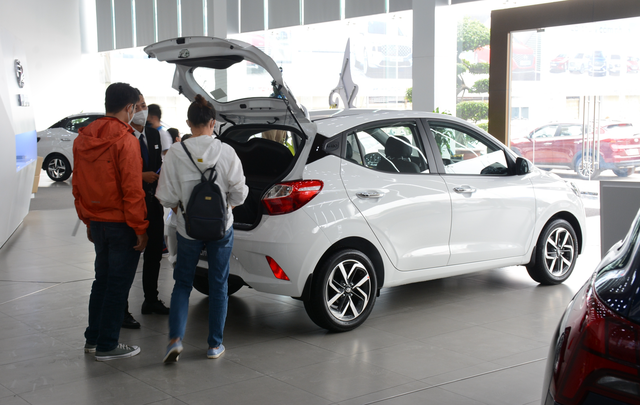 Tháng cuối năm, hàng loạt ô tô tại Việt Nam ồ ạt giảm giá - Ảnh 1. Tháng cuối năm, hàng loạt ô tô tại Việt Nam ồ ạt giảm giá - Ảnh 1.