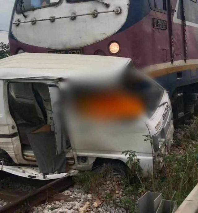 Cố băng qua đường sắt, tài xế xe ô tô bị tàu hỏa đâm tử vong - Ảnh 1.