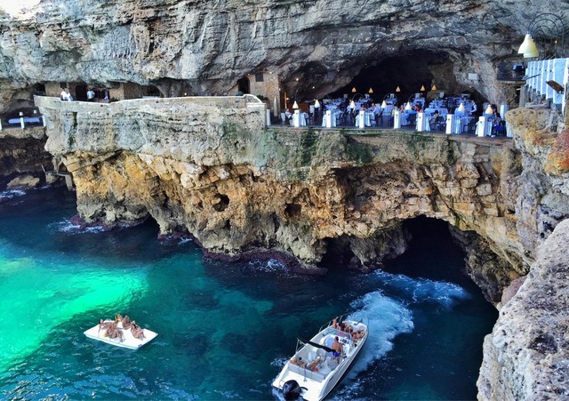 Nhà hàng Grotta Palazzese trong hang động ở Ý - nơi hẹn hò lãng mạn nhất thế giới - Ảnh 1.