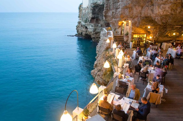 Nhà hàng Grotta Palazzese trong hang động ở Ý - nơi hẹn hò lãng mạn nhất thế giới - Ảnh 2.
