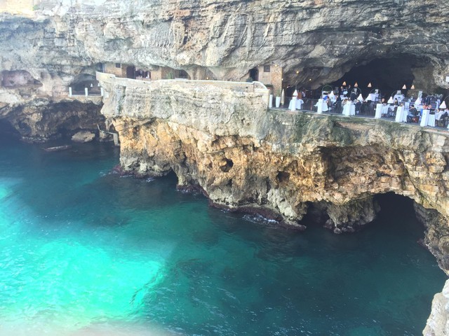 Nhà hàng Grotta Palazzese trong hang động ở Ý - nơi hẹn hò lãng mạn nhất thế giới - Ảnh 3.