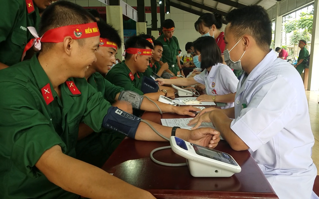 Hàng trăm học viên, giảng viên Trường Quân sự hưởng ứng phong trào hiến máu tình nguyện - Ảnh 2.