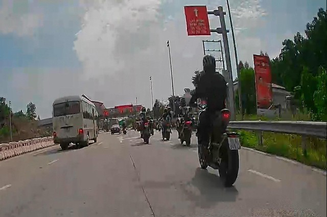 Nhóm 'phượt thủ' chạy mô tô trên cao tốc, tông bị thương thiếu tá CSGT - Ảnh 2.