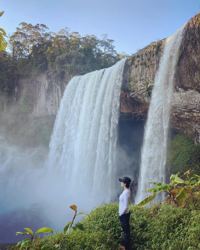 Ngắm bộ ảnh du lịch đẹp ngất ngây của diễn viên đam mê trekking nhất showbiz Việt - Ảnh 1.