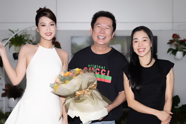 Chủ tịch Miss Grand International tới Việt Nam sau ồn ào bỏ theo dõi Thùy Tiên - Ảnh 1.