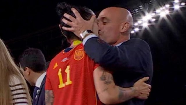 FIFA xử phạt Chủ tịch Liên đoàn Bóng đá Tây Ban Nha vụ hôn nữ cầu thủ - Ảnh 2.