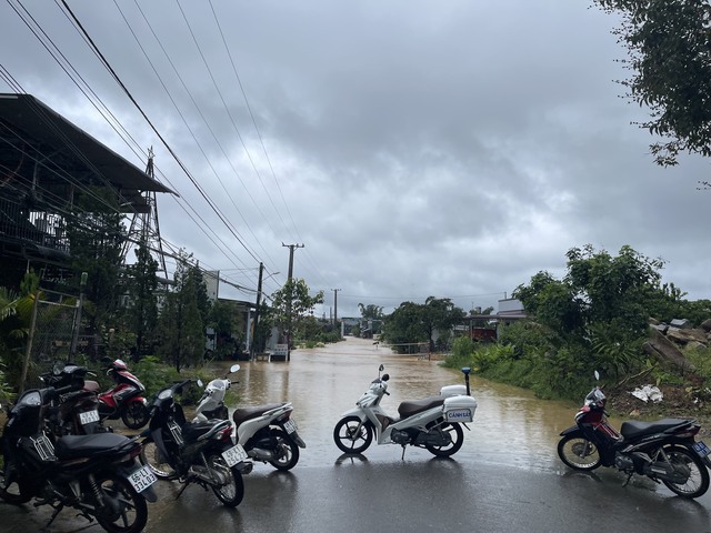 Mưa lớn, nhiều nơi ở TP.Bảo Lộc chìm trong biển nước - Ảnh 11.