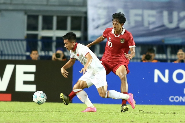 Nguyễn Minh Quang trong một pha qua người trước cầu thủ U.23 Indonesia