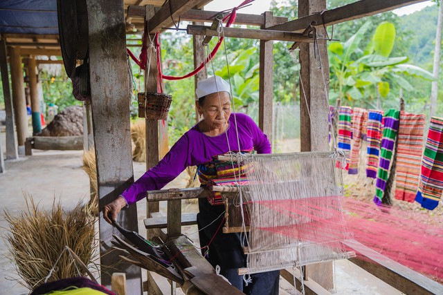 Người Kinh đi chợ thổ cẩm sắm đồ đón Tết - Ảnh 31.