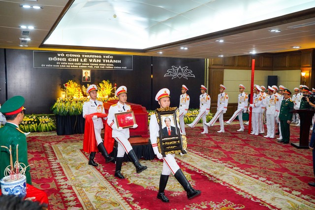 Hàng vạn người dân Hải Phòng tiễn đưa cố Phó thủ tướng Lê Văn Thành - Ảnh 1.